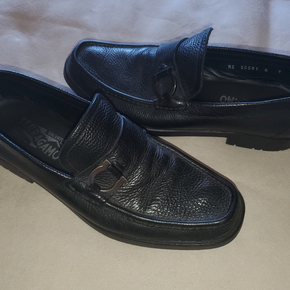 Salvatore Ferragamo black leather shoes EUC size 9 men